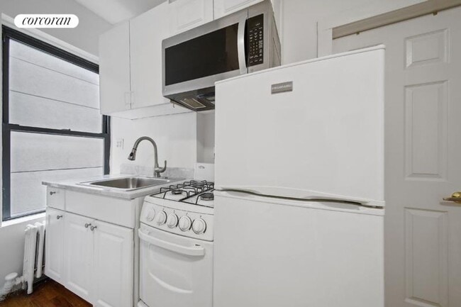 Building Photo - 242 E 10th St