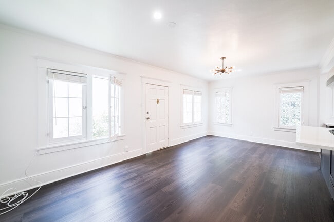 Building Photo - 1020 N Kingsley Dr