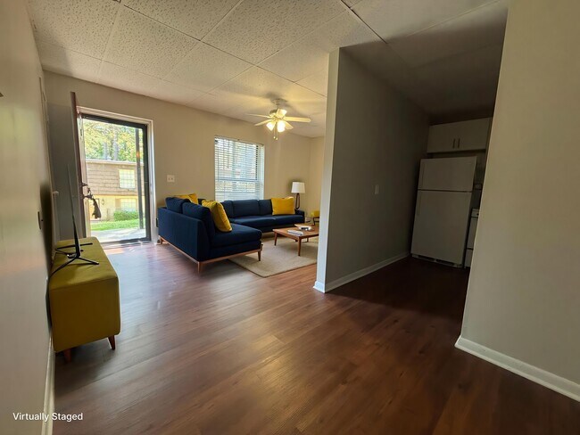 Transforma tu hogar en Arbor Terrace. Este acogedor apartamento cuenta con interiores espaciosos, acabados modernos y abundante luz natural. Disfruta de tu patio privado y de todas las comodidades. ¡Agenda tu visita hoy mismo y visualiza tu nuevo estilo de vida! - Arbor Terrace