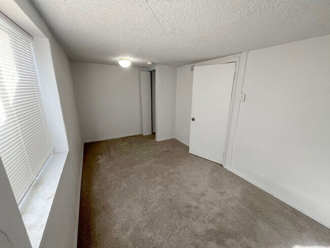 Building Photo - Lower level duplex 2 bedroom unit-nice kit...