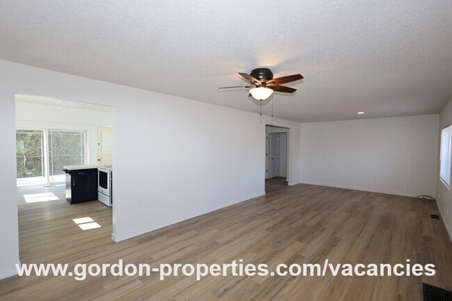 Foto del edificio - Saint Helens OR - upstairs flat 2 bedroom ...