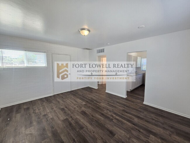 Building Photo - 3049-3051 E Proctor Vista