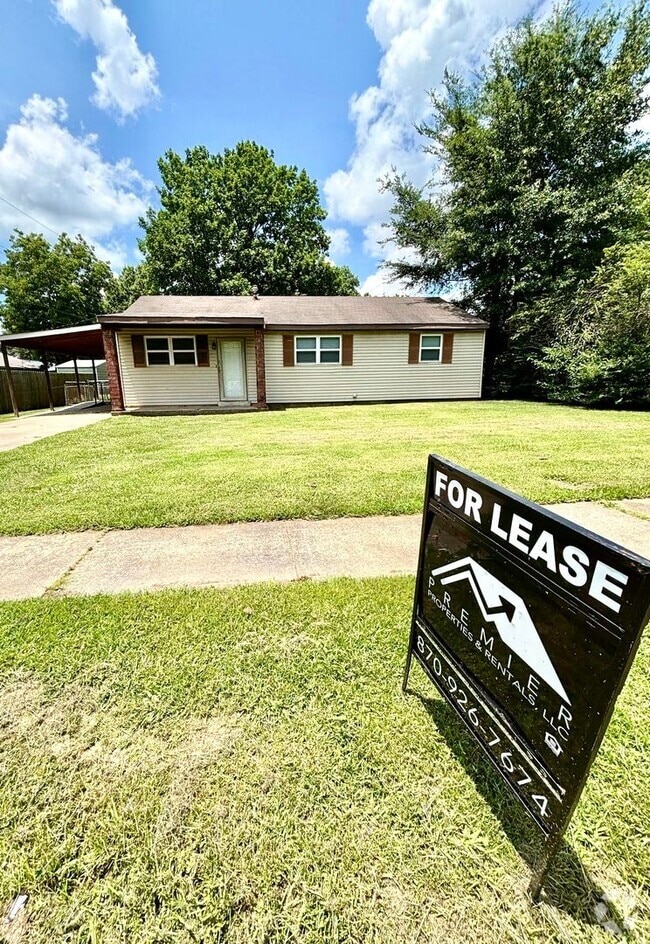 Building Photo - 2215 Sutton Dr