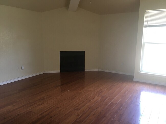 Building Photo - Cute 3/2 Duplex