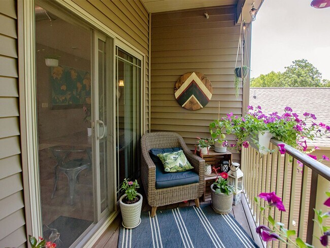 Interior Photo - 408 S Prairie St