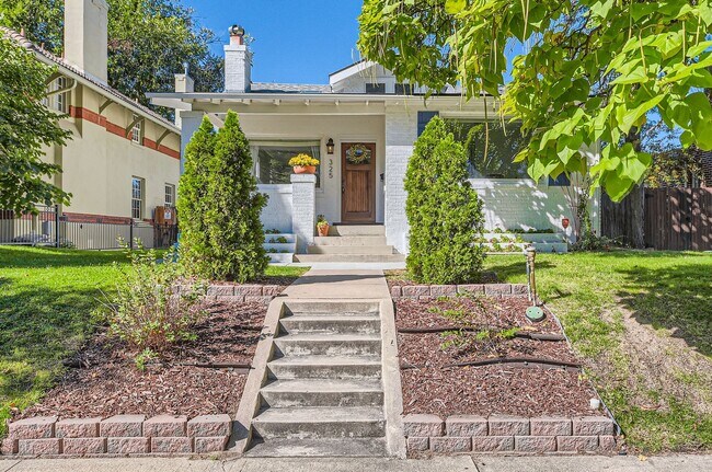 Building Photo - LUX 3BD, 3BA Alamo Placita Bungalow with F...