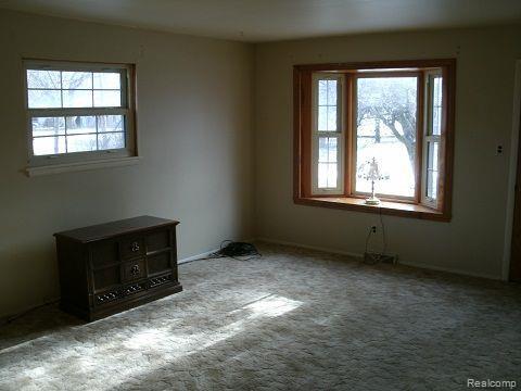 Building Photo - 6690 Saline Dr