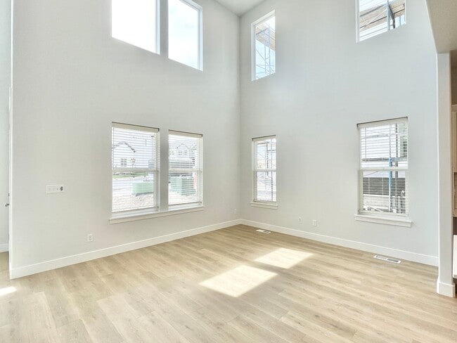 Building Photo - Sleek Townhome at Mountain Ridge!