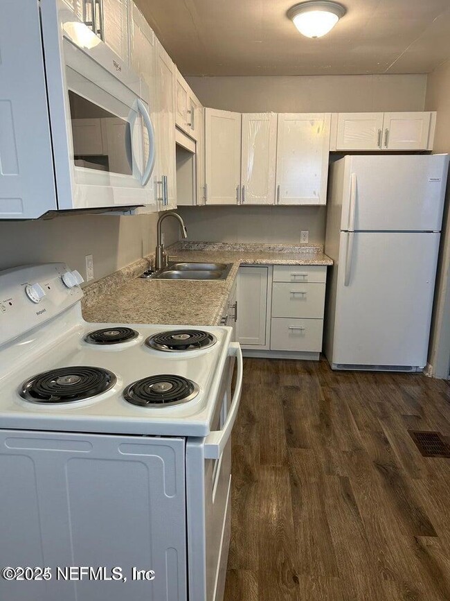 Foto del edificio - 3101 Belden Cir