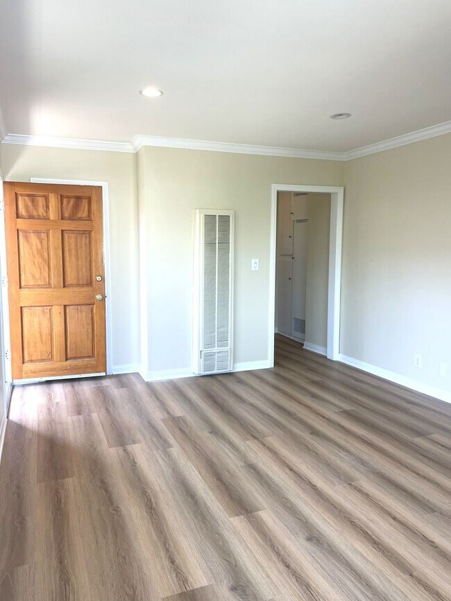 Building Photo - 437