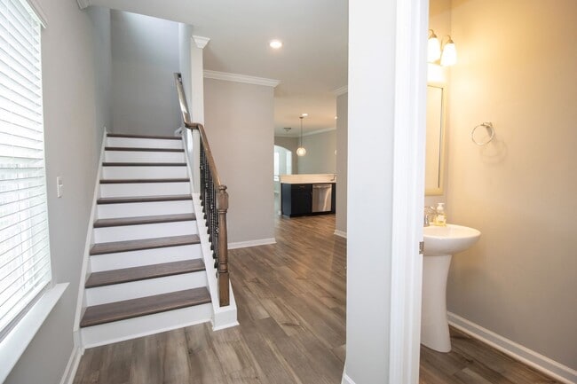 Building Photo - Stunning 3 Bedroom, 2.5 Bath in Ashcroft -...