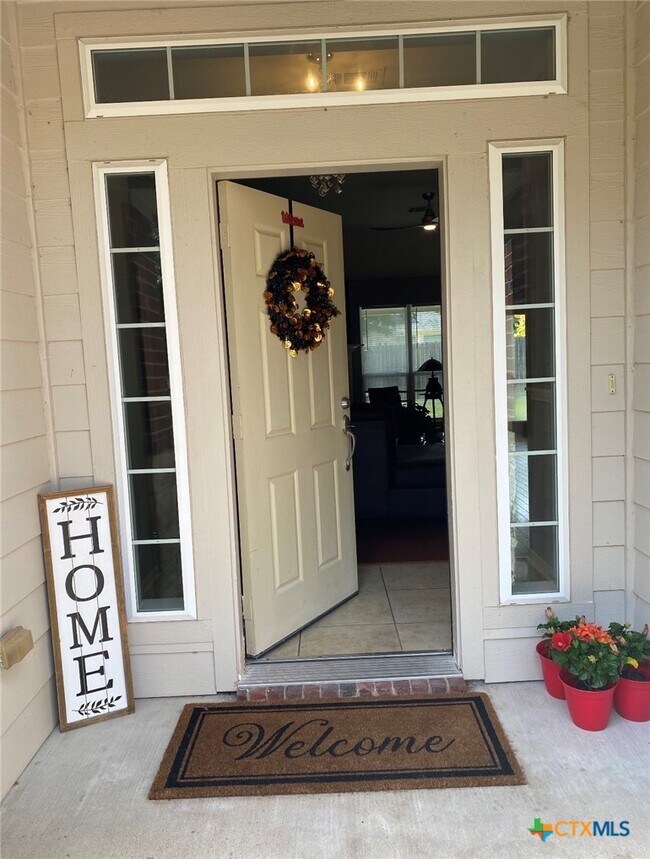 Foto del edificio - 5704 Meadow Wood Dr