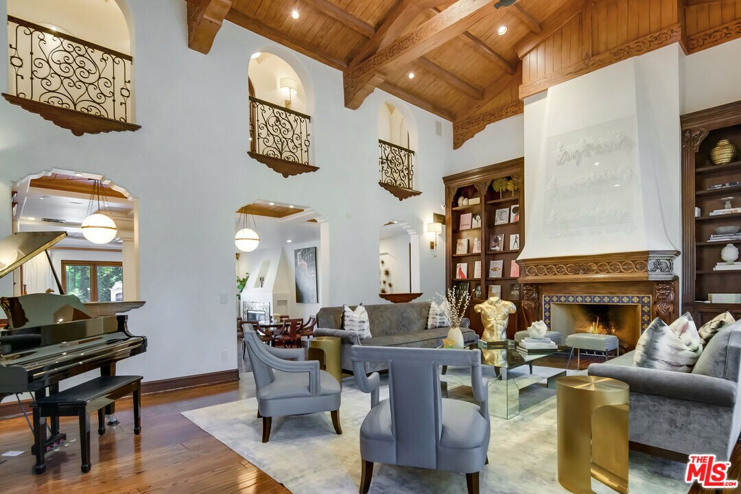 Foto principal - 726 N Bedford Dr