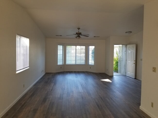 Building Photo - 3 Bedroom 2 Bath Home in Cottonwood