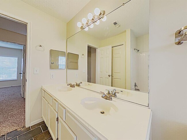 Building Photo - 9023 Southleigh Dr