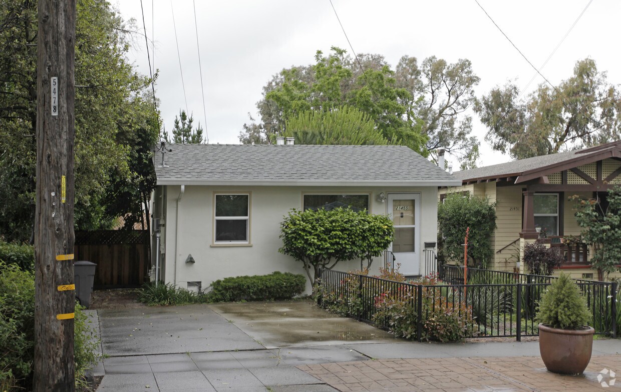 Foto del edificio - 21457 Montgomery St