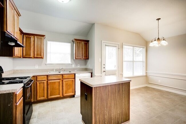 Building Photo - No Application Fees* $1000 off 1st months ...