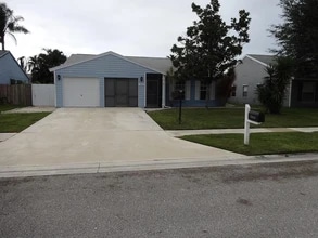 Building Photo - 7915 Blairwood Cir N