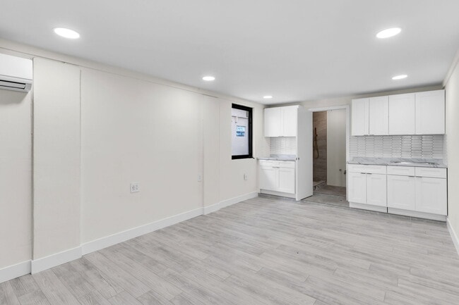 Ventana de impacto. - 725 SW 1st Ave