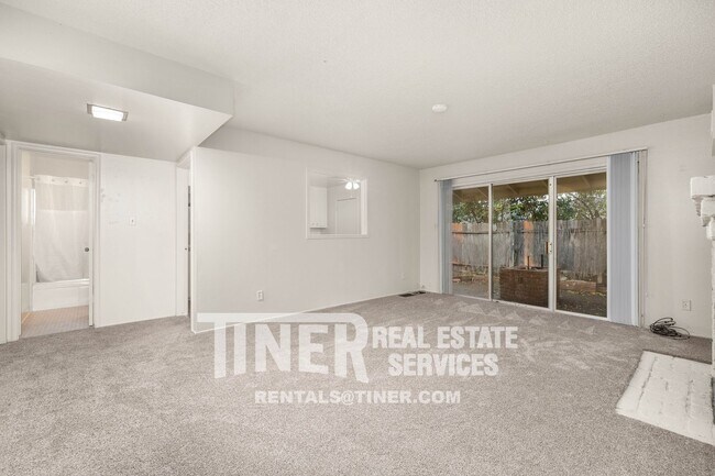 Foto del edificio - Charming and updated! Two bedroom duplex -...
