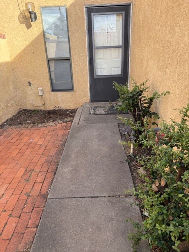 Foto del edificio - Beautiful 2 Bedroom 2 Bath Townhouse locat...