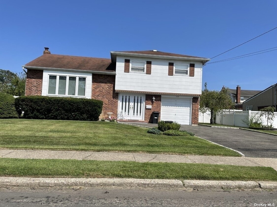 Primary Photo - 725 Highridge Rd