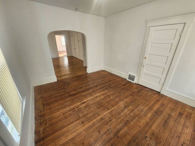 Building Photo - 1065 E 77th St