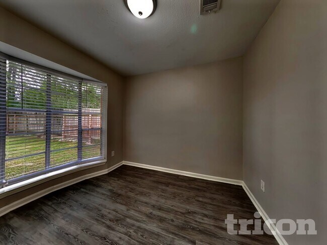 Foto del edificio - 17010 Tibet Rd