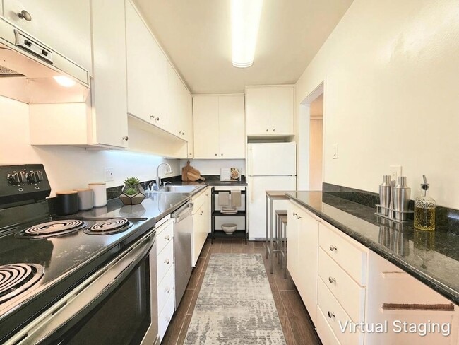 Building Photo - Top floor Woodlake condo, corner location