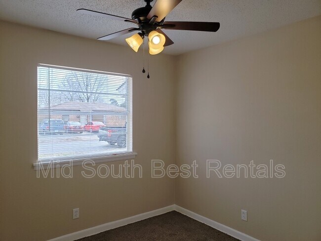 Building Photo - 115 Meadow Park Dr
