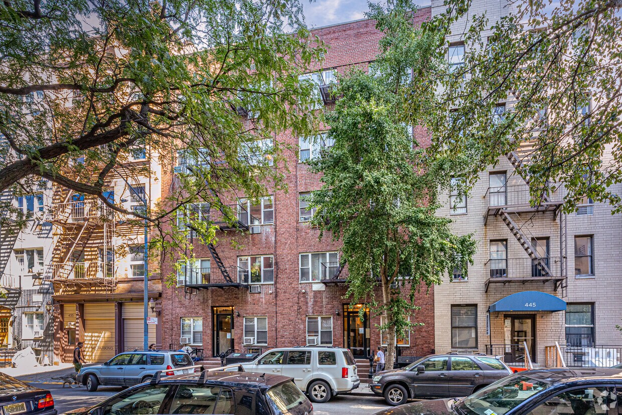 Primary Photo - 443 E 83rd St