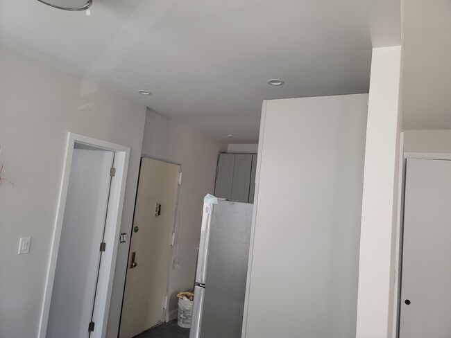 Building Photo - 237 E 94th St