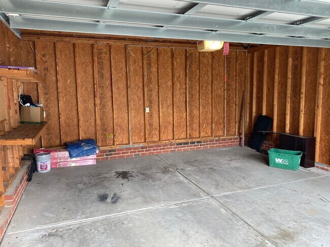 Building Photo - Huntersville Home with Garage!