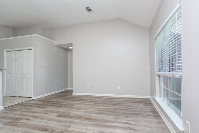 Foto del edificio - 4671 Lindawood Ln