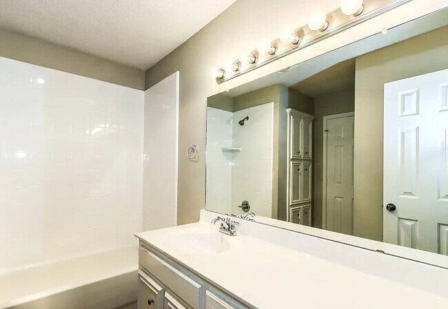 Building Photo - "Charming 3-Bed, 2-Bath Home with Spacious 1,373 Sq Ft in Lubbock's Desirable Neighborhood!"