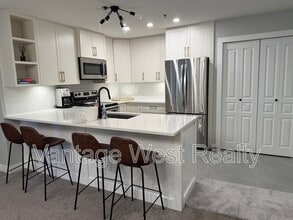 Building Photo - 1099-1099 Sunset Dr