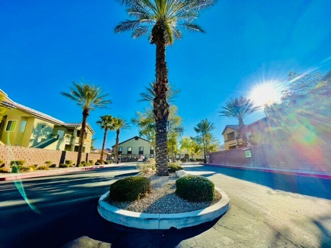 Foto del edificio - WONDERFUL 2 BED CONDO W/ ATTACHED GARAGE IN GATED COMMUNITY!