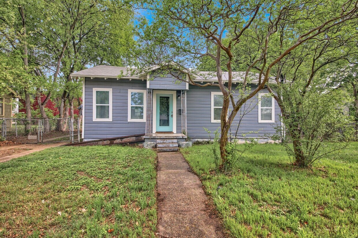 Primary Photo - Stainless steel appliances, Granite counte...