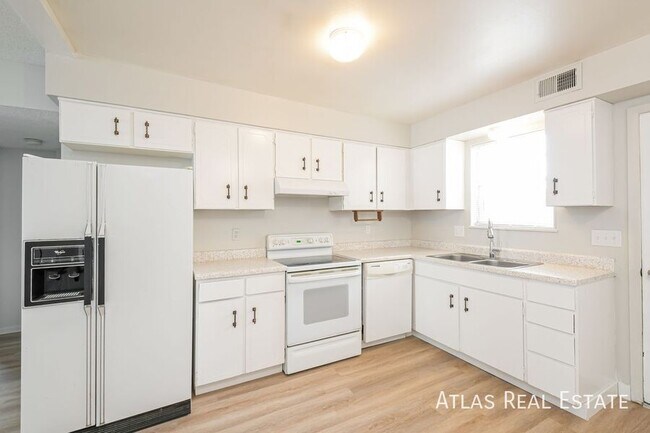 Photo - 331 N Columbine St Apartment