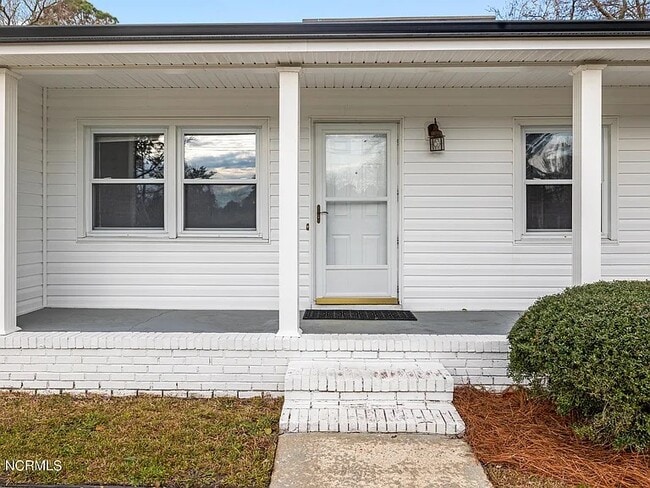 Building Photo - 113 N Crestwood Dr
