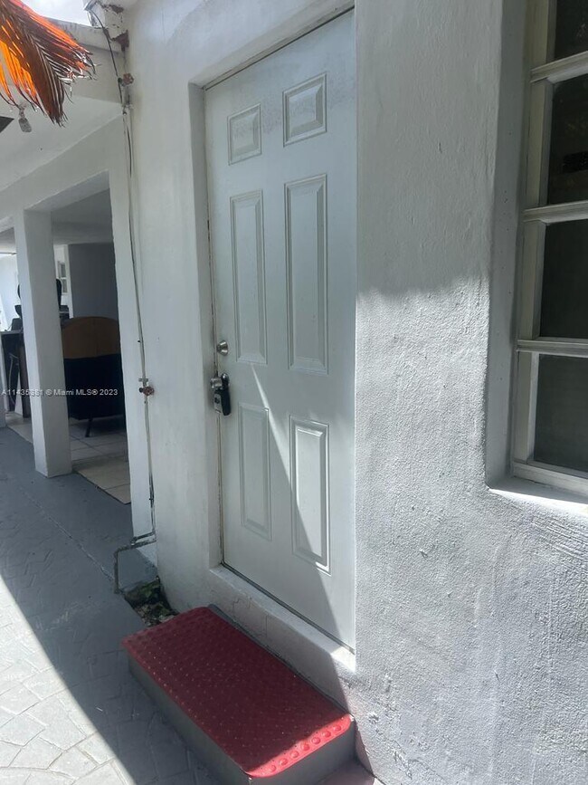 Building Photo - 526 SW 64th Ave
