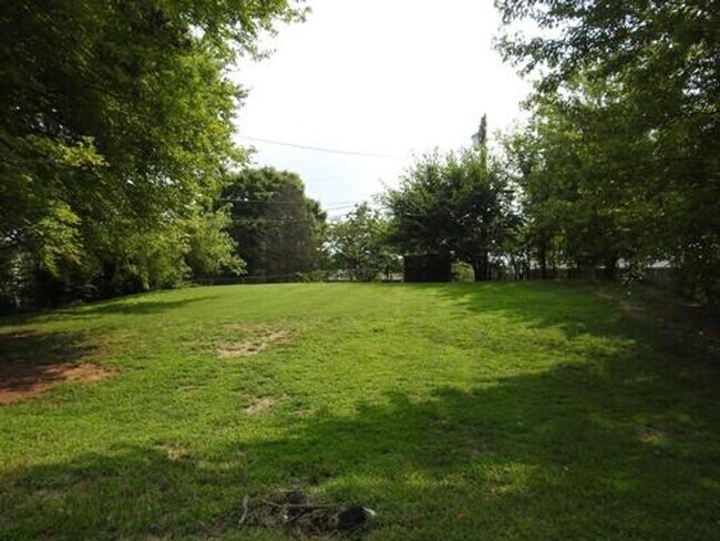 Building Photo - Coming SOON! 4 Bedroom with 2 living rooms! 1.5 Bath near Dover Rd!