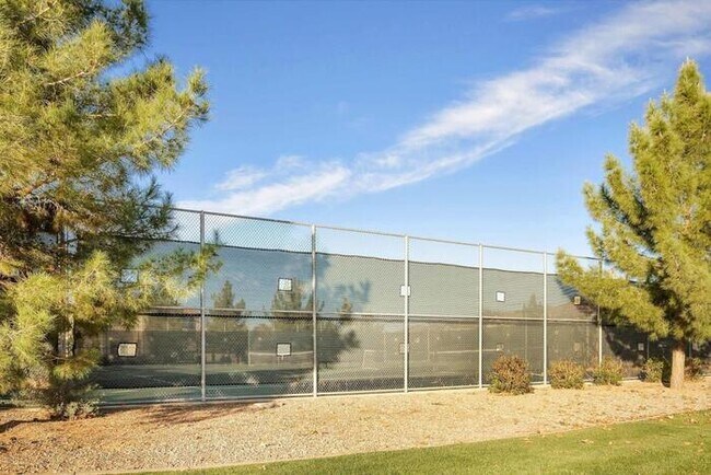 Building Photo - 1408 E Lowell Ave