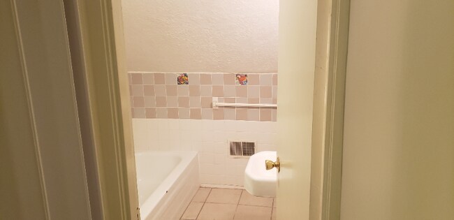 Foto del edificio - 3704 Luken Dr