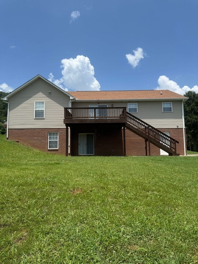 Photo - Seymour 37865 - 3 Bedroom, 2 Bath Home with a 3-Car Garage - Contact Lisa Vineyard and Shannon Ru...
