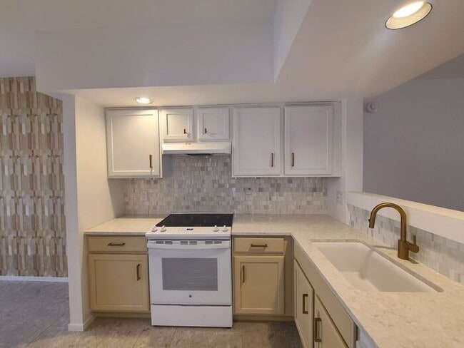 Building Photo - 3118 E Macenroe Ln