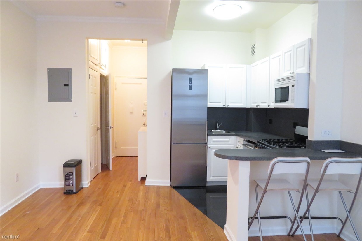 Building Photo - 35 W 64th St