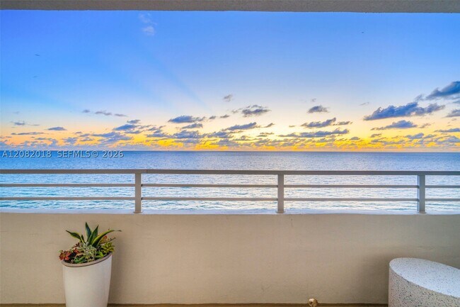 Foto del edificio - 5555 Collins Ave