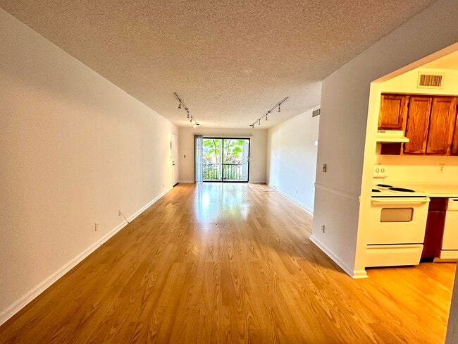 Building Photo - 9815 Pineapple Tree Dr