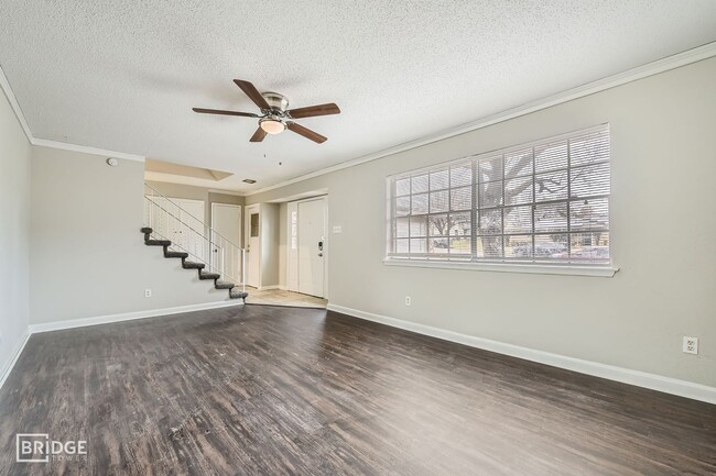 Building Photo - 1401 Paris Dr